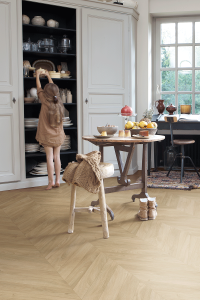 Quick Step: Impressive Patterns Chevron Oak Medium